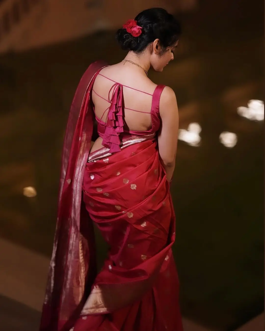 Kushita Kallapu in Red Saree Sleeveless Blouse